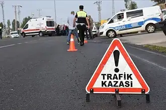 Kaza ve trafik uyarısı, polis ve ambulans ekipleri olay yerinde.