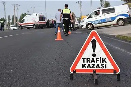 Kaza ve trafik uyarısı, polis ve ambulans ekipleri olay yerinde.