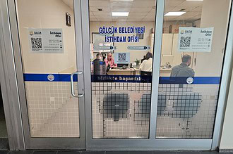 Gölcük Belediyesi İşkur Ofisi giriş kapısı, vatandaşlara istihdam hizmetleri sunuyor.