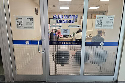 Gölcük Belediyesi İşkur Ofisi giriş kapısı, vatandaşlara istihdam hizmetleri sunuyor.