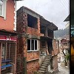 İzmit Hacıhızır Mahallesi’nde Gece Yarısı Yangın Paniği: İki Katlı Evin Çatısı Alevlere Teslim Oldu