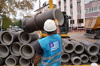İSU ekipleri Karamürsel’de altyapı çalışması yaparken.