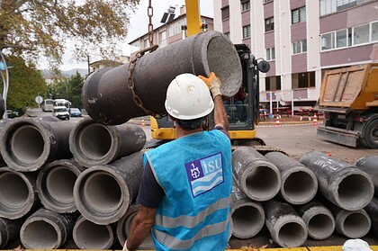 İSU ekipleri Karamürsel’de altyapı çalışması yaparken.