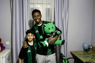 Kocaelisporlu futbolcu Habip Ali Keita, minik taraftara büyük sürpriz yaparak forma hediye etti.