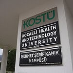 Kocaeli Sağlık ve Teknoloji Üniversitesi giriş tabelası, Mehmet Serifi Kanık Kampüsü.