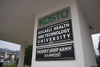 Kocaeli Sağlık ve Teknoloji Üniversitesi giriş tabelası, Mehmet Serifi Kanık Kampüsü.
