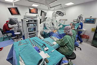 Tıbbi cihaz teknikeri alımı için Kocaeli Üniversitesi Hastanesi modern ameliyathanesi.