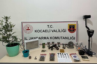 Gizli uyuşturucu seraları ve silahlar ele geçirildi.