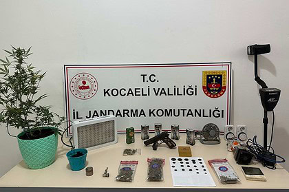 Gizli uyuşturucu seraları ve silahlar ele geçirildi.