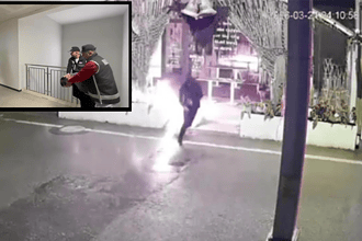 Kundaklanan iş yeri ve olay yerinde polis ekipleri, şüpheliler yakalanmaya çalışıyor.