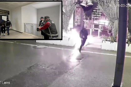 Kundaklanan iş yeri ve olay yerinde polis ekipleri, şüpheliler yakalanmaya çalışıyor.