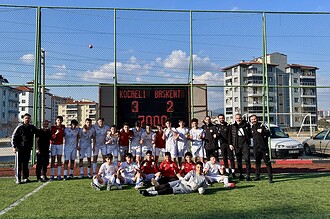 Körfez Belediyesi U14 futbol takımı, penaltı atışlarıyla yarı finale yükseldi. Takım oyuncuları ve t.