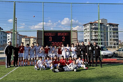 Körfez Belediyesi U14 futbol takımı, penaltı atışlarıyla yarı finale yükseldi. Takım oyuncuları ve t.