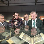 Mukaddes Emanetler Sergisi'ni ziyaret eden kalabalık grup, sergiyi inceliyor.