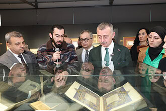 Mukaddes Emanetler Sergisi'ni ziyaret eden kalabalık grup, sergiyi inceliyor.