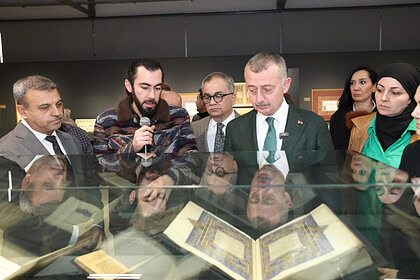 Mukaddes Emanetler Sergisi'ni ziyaret eden kalabalık grup, sergiyi inceliyor.