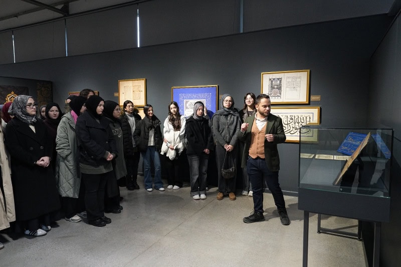 Mukaddes Emanetler Sergisi ziyaretçileri.