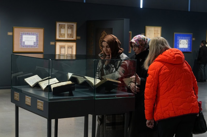 Emanetler sergisinde ziyaretçiler tarihi eserleri yakından inceliyor.