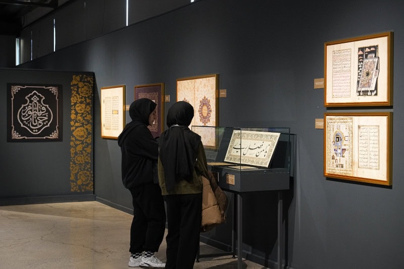 Emanetler sergisinde ziyaretçiler tarihi ve dini eserleri yakından inceliyor.