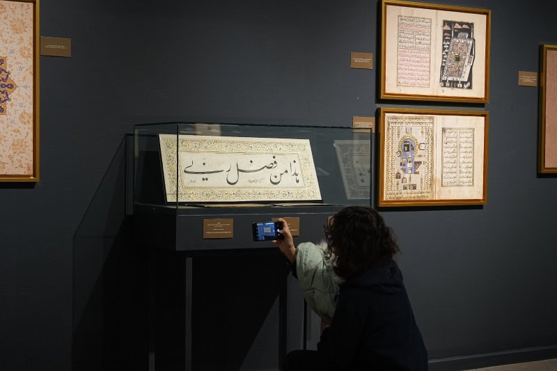 Emanetler sergisinde ziyaretçiler tarihi eserleri yakından inceliyor.