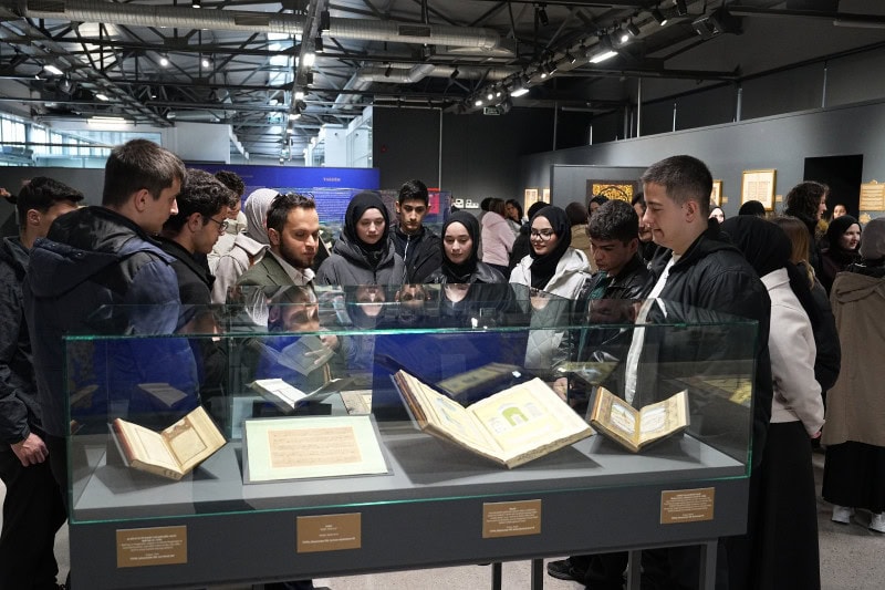 Emanetler Sergisi ziyaretçileri, kutsal emanetleri yakından inceliyor.