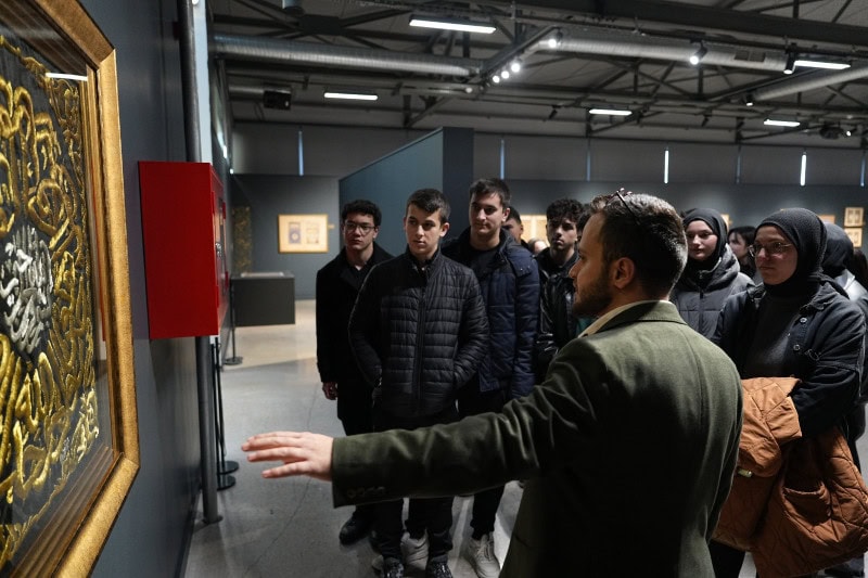 Emanetler Sergisi'nde ziyaretçilere tarihi ve dini eserler tanıtılıyor.