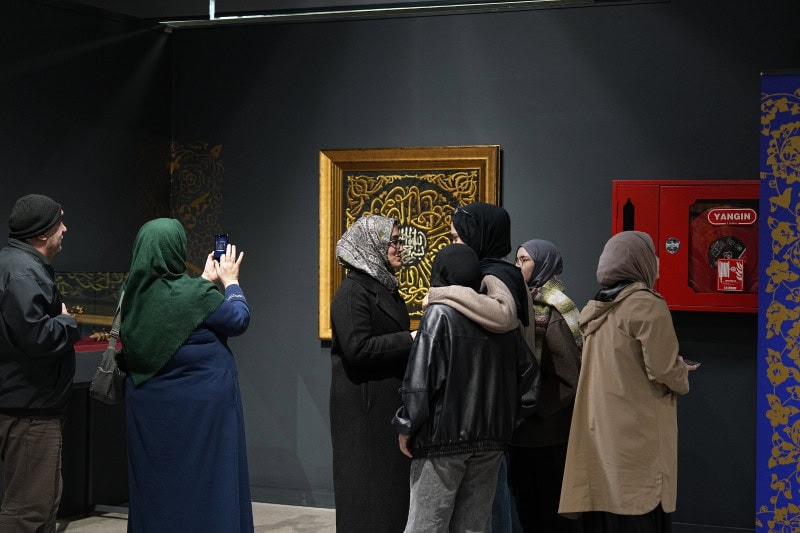 Mukaddes Emanetler Sergisi ziyaretçileri sergiyi inceliyor.