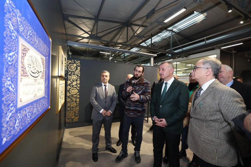 Mukaddes Emanetler Sergisi ziyaretçileriyle dolup taşarken, sergideki kutsal emanetler yakından ince.