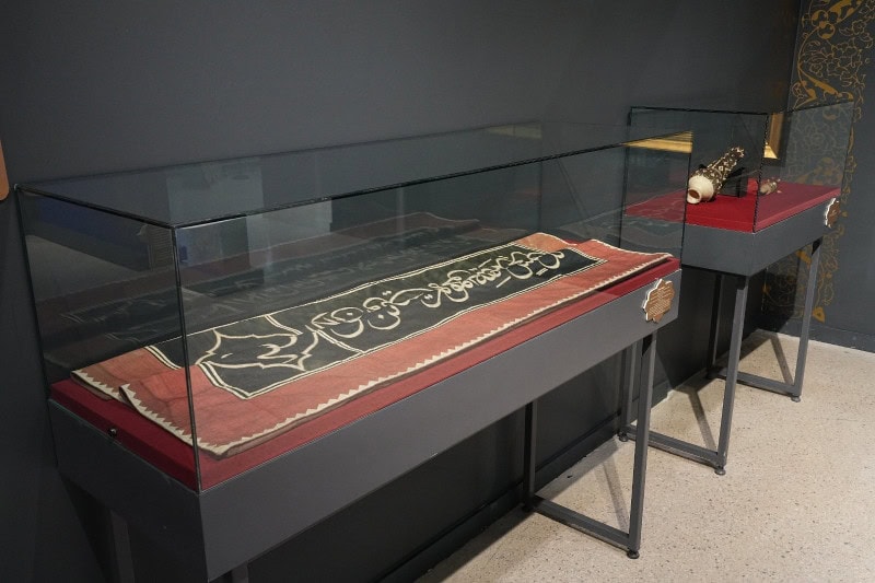 Emanetler sergisinde kutsal emanetler ve tarihi eserler sergileniyor.