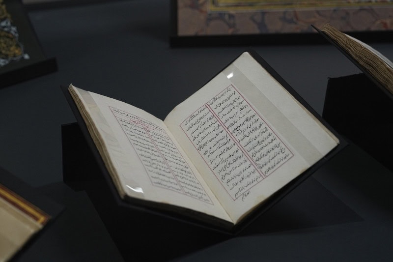 Emanetler sergisinde tarihi belgeler ve el yazmaları sergileniyor.