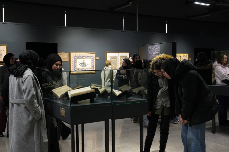 Mukaddes Emanetler Sergisi ziyaretçileri tarihi eserleri inceliyor.