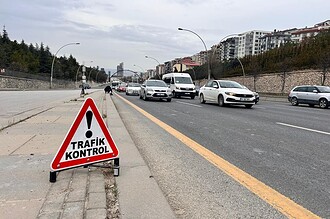 Trafik kontrolü için uyarı tabelası yol kenarında yer alıyor.