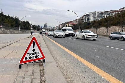Trafik kontrolü için uyarı tabelası yol kenarında yer alıyor.