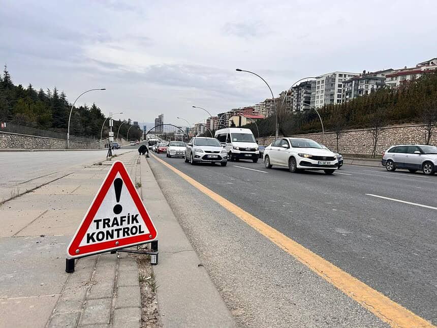 Trafik kontrolü için uyarı tabelası yol kenarında yer alıyor.
