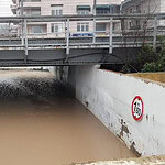 Körfez Denizciler Caddesi’nde Ulaşım Durdu: Sağanak Yağış Alt Geçidi Kapattı!