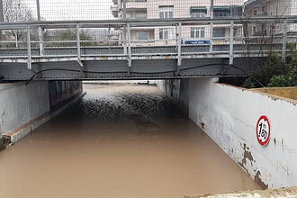 Körfez Denizciler Caddesi’nde Ulaşım Durdu: Sağanak Yağış Alt Geçidi Kapattı!