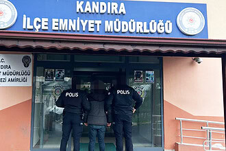 Kandıra İlçe Emniyet Müdürlüğü önünde sahte kamu görevlisi yakalanmasıyla ilgili detaylar.