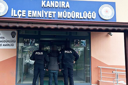 Kandıra İlçe Emniyet Müdürlüğü önünde sahte kamu görevlisi yakalanmasıyla ilgili detaylar.