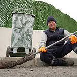 Çöpçüler Kralı Selami, süpürgeyle sanatını konuşturuyor.