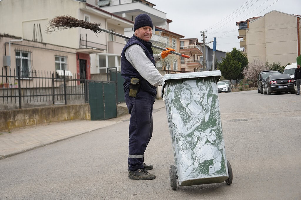 Çöpçüler Kralı Selami, süpürge ve konteyneri tuval olarak kullanarak sokak sanatı yapıyor.