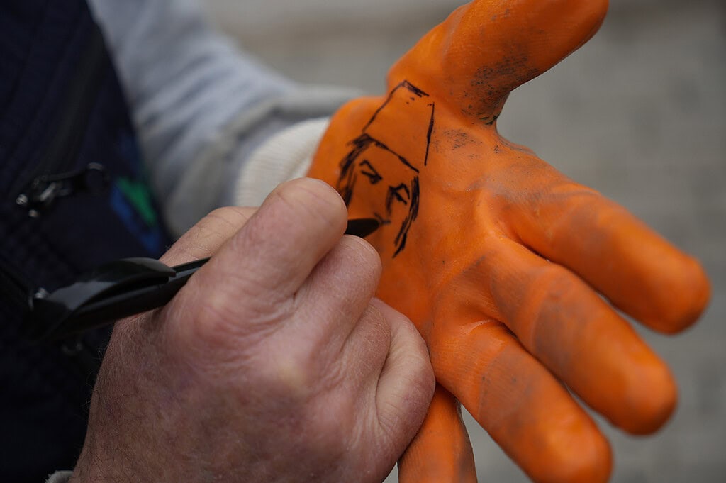 Çöpçüler Kralı, ressam Selami'nin süpürge çalısını kalemle çizdiği an.