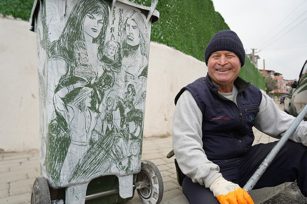 Selami, çöplerle sanatını konuşturuyor, kalem ve konteynerle ilginç sanat eserleri yaratıyor.