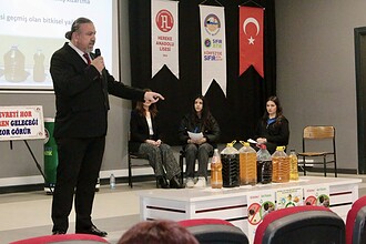 Sıfır Atık semineriyle çevre bilincini artıran etkinlik, öğrencilere sürdürülebilir yaşam konusunda.