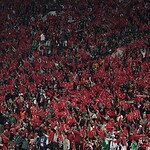 Taraftarlar, Türkiye-Romanya maçında coşkulu şekilde takımlarını destekliyor.
