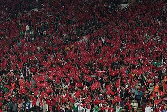 Taraftarlar, Türkiye-Romanya maçında coşkulu şekilde takımlarını destekliyor.