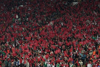 Taraftarlar, Türkiye-Romanya maçında coşkulu şekilde takımlarını destekliyor.
