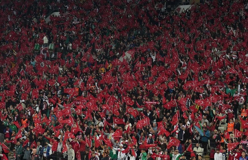 Taraftarlar, Türkiye-Romanya maçında coşkulu şekilde takımlarını destekliyor.
