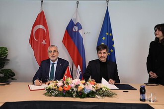 Türkiye ve Slovenya temsilcileri anlaşma imza töreninde.