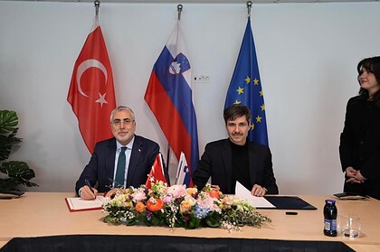 Türkiye ve Slovenya temsilcileri anlaşma imza töreninde.