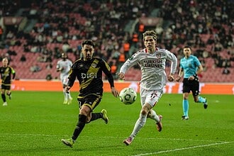 UEFA Konferans Ligi maçında Samsunspor ve Rayo Vallecano futbolcuları mücadele ediyor.